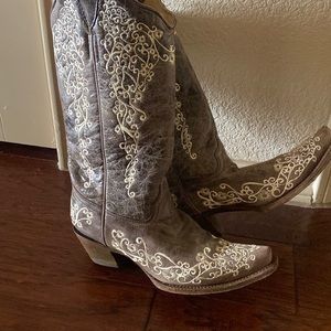 Size 9 cowboy boots.